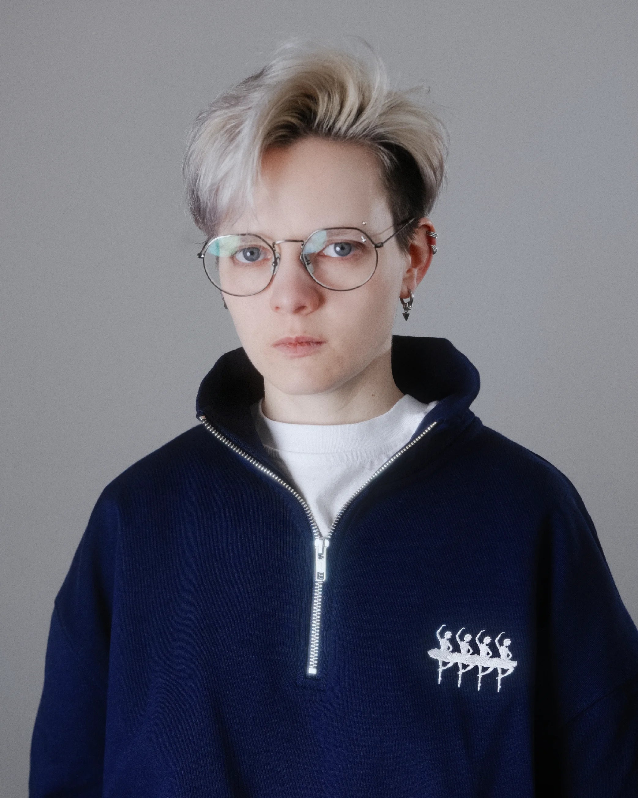 Свитшот «Новая газета Европа» с лебедями 