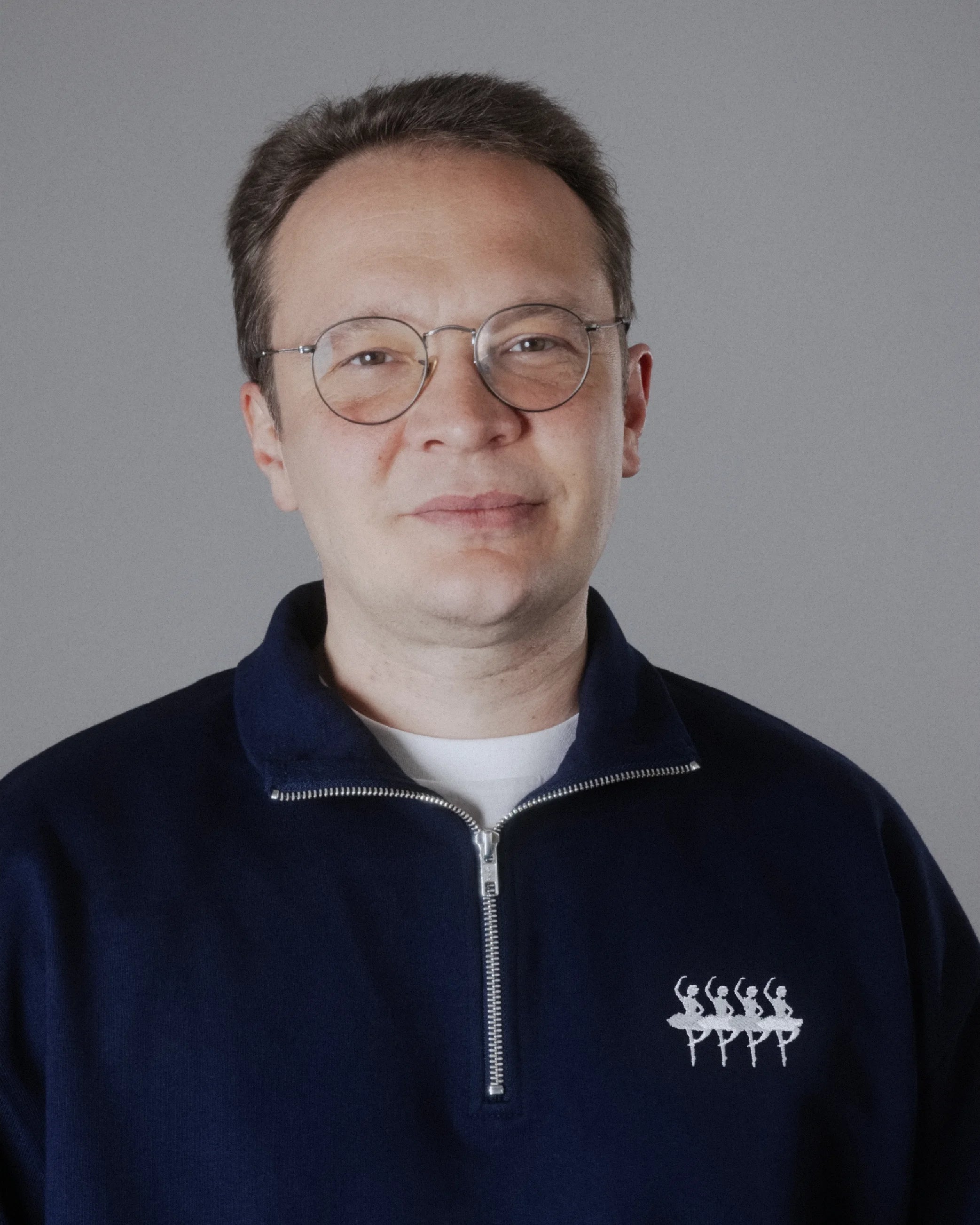 Свитшот «Новая газета Европа» с лебедями 