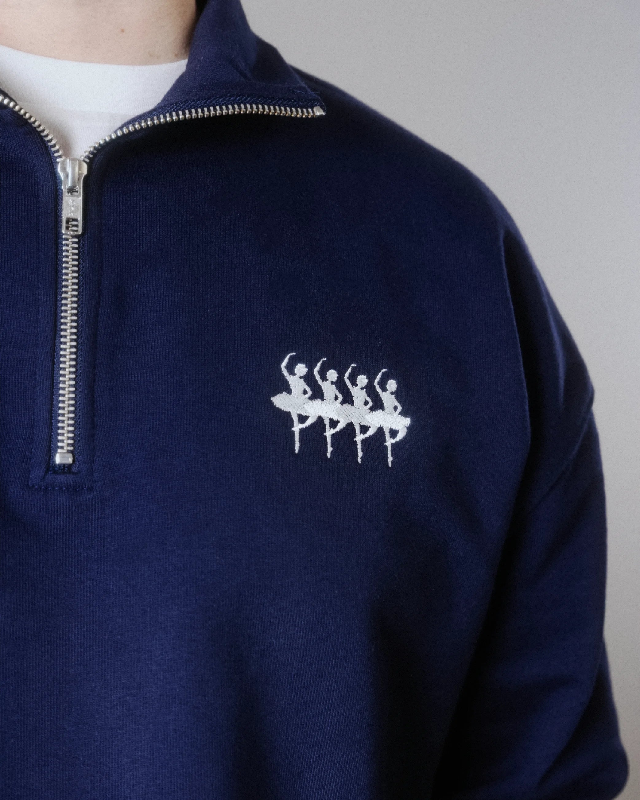 Свитшот «Новая газета Европа» с лебедями 