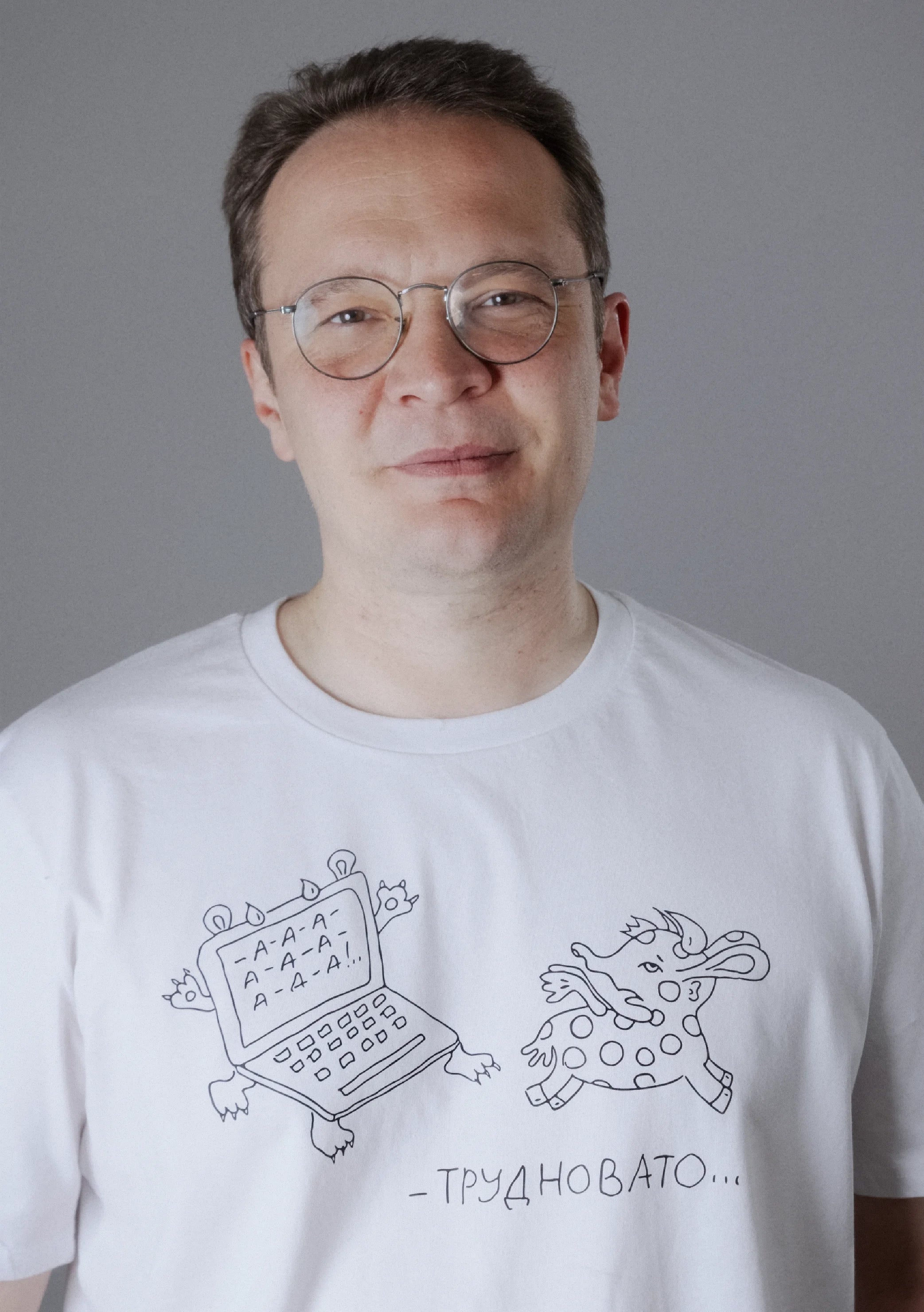 Футболка белая «Новая газета Европа» от Линор Горалик 