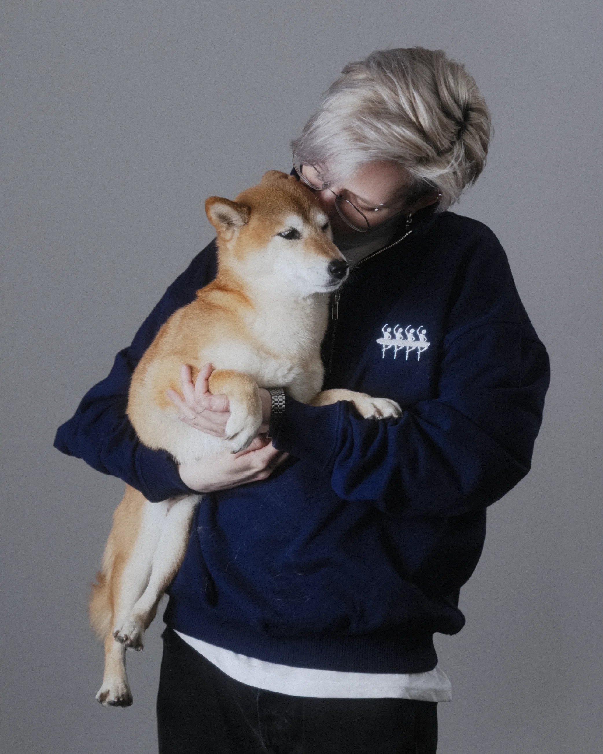 Свитшот «Новая газета Европа» с лебедями 