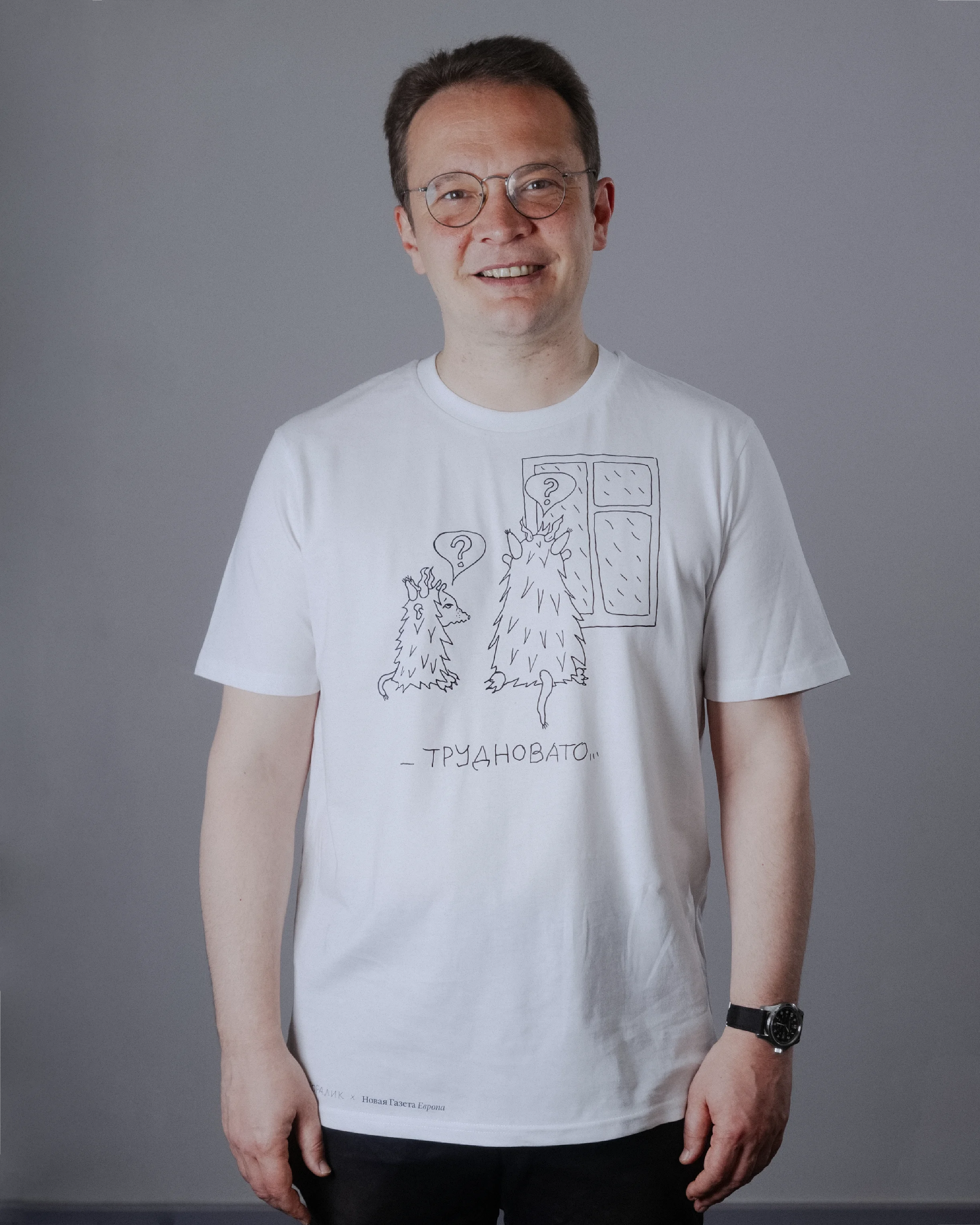 Футболка белая «Новая газета Европа» от Линор Горалик 